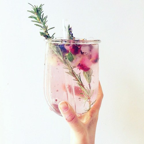 sshsihanaka: Berry stained fingers and hydrating herbal infused waters keep ya in check on a hot old