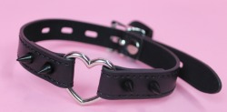 kittensplaypenshop:  Lockable Buckled Heart Choker fits 12″-16.5″.  