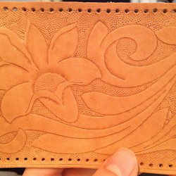 just finished detailing the leather. 🔨 now I just have to let it dry for a few hours and then I can stain! Before the end of the weekend it will be my fabulous new wallet. 😍 