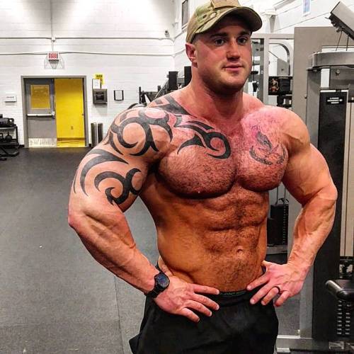 bearmuscleworship: keepemgrowin:  Furry, tatted, hot and huge…  Yum