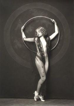 aiastelemonian: Showgirl Lilian Bond photographed by Alfred Cheney Johnston, 1920s