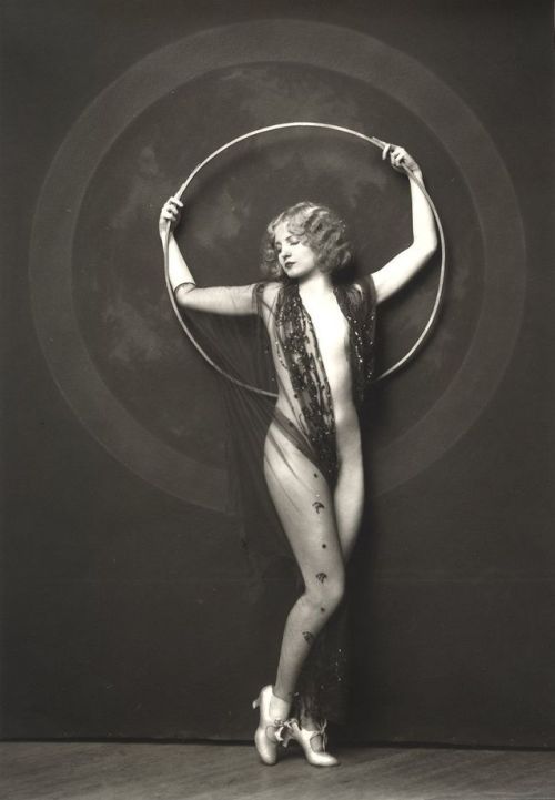 aiastelemonian:Showgirl Lilian Bond photographed by Alfred Cheney Johnston, 1920s