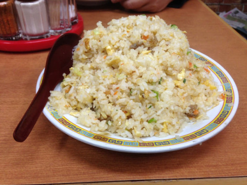 中華料理屋「これが500円の炒飯だョ。たくさん食べてネ～」