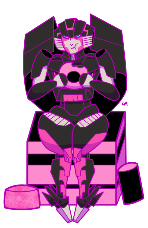 Arcee’s new design reminds me of pink licorice candy. I don’t think she feels like sharing, though&h