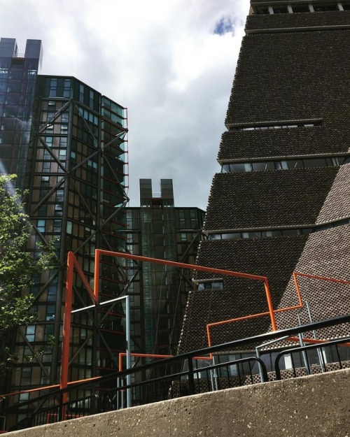 metadatum:marvellous lines #london #tatemodern #skyline #swings #fi(g) (at London, United Kingdom)