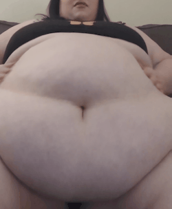 hazeleyesbbw:3 minutes of fat chat and playing with my big belly, just posted🥵OF