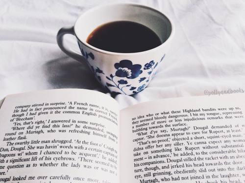pollyandbooks:I wish everyday could look like this. ☕️❄️