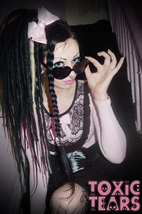 xtoxictears:  I like taking silly pictures.
