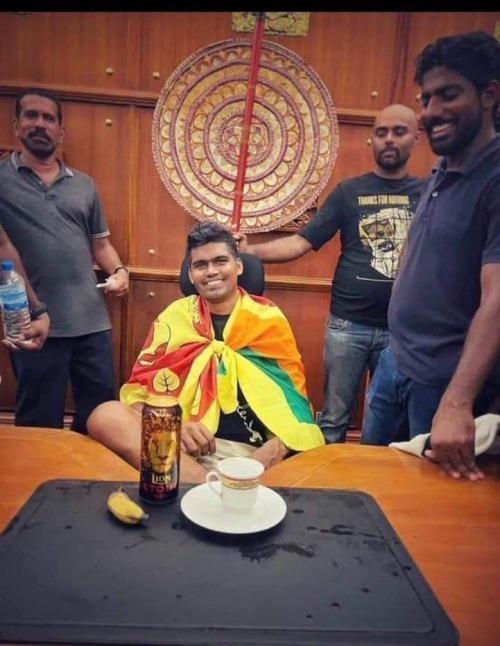 Sri Lankan Protestors Throwing A Pool Party At Their Presidents House? Good For Them Love This Energy