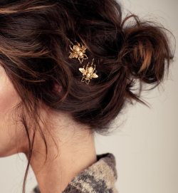 xlikegold:  shesmellslikeagun:  littlealienproducts:  golden bumble bee bobby pins  xlikegold  !!  !!!! 