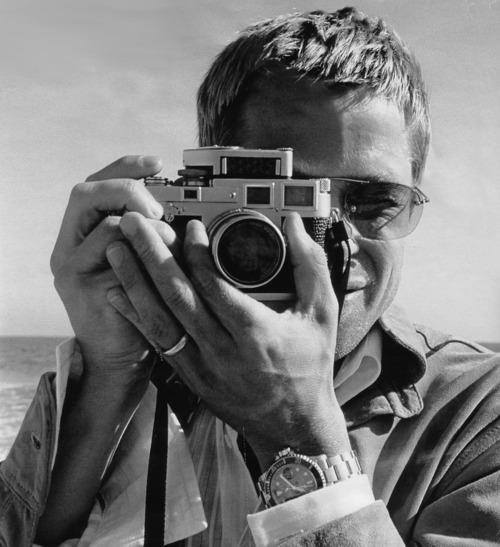 arabamolsamontgiymezdim:  Edward Norton with a Rolleiflex James Dean with a Rolleiflex Daniel Craig on the set of Skyfall Brad Pitt with a Leica M3 Arnold Schwarzenegger with a Yashica 