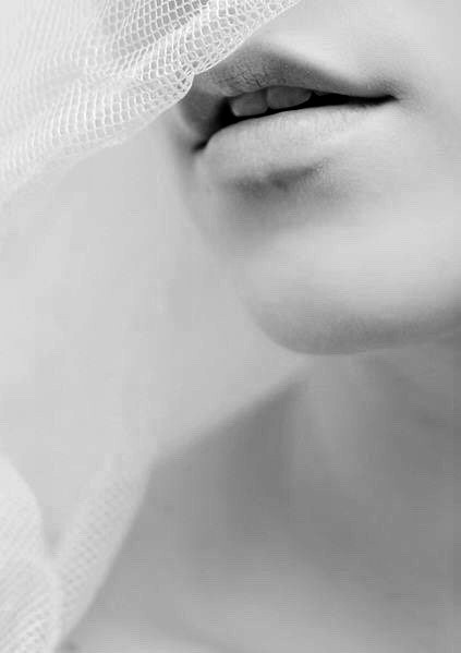 damadelvientodeldesierto:  De mi boca… los silencios de tu beso.  ©D  