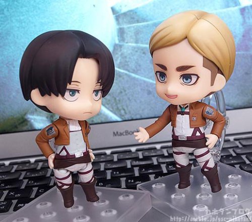 fuku-shuu:  New images of Good Smile Company’s upcoming Erwin Nendoroid - finally colored!! More details are available here at @snkmerchandise  More on Good Smile Company || General SnK News & Updates 