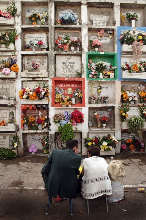 ilovemymariachilife:Graveyard visit, Mexico.