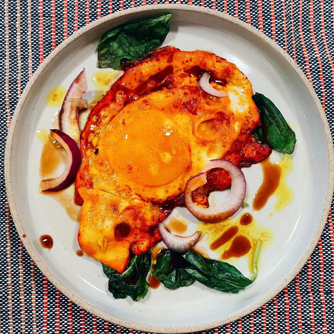 Turmeric Fried Eggs with Tamarind Dressing 🍳 I’m not sure why it took me so long to make this, but I’m officially hooked! A flavorful, speedy weeknight meal that makes you feel special. Worked late and no hubby last night so it was a really lovely...