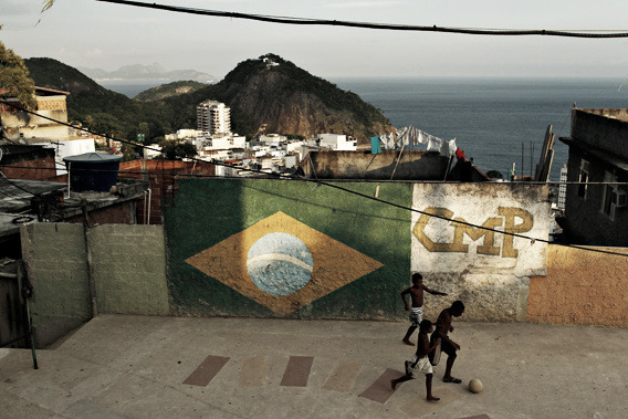 pe-rico:  Favela  Fútbol