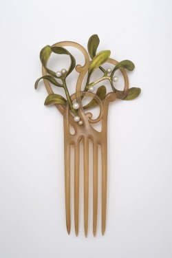 design-is-fine:Vever Frères, Jewelry comb “Mistletoe”, 1900. Horn, gold, mother of pearl, enamel, bronze. Paris. Via MKG