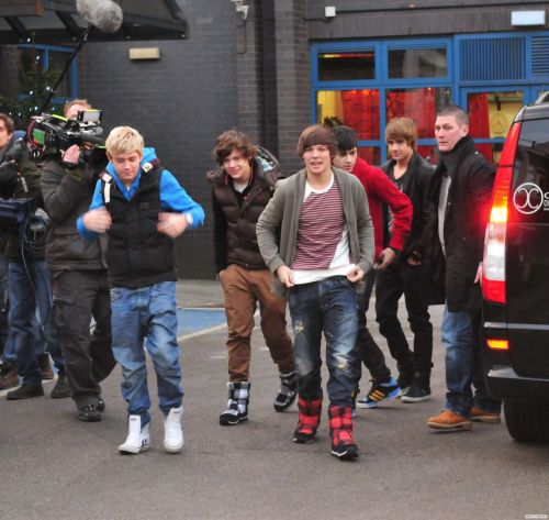 dailytomlinson:The boys outside ITV studios on December 6th 2010