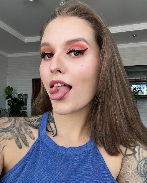 allthepiercingsandbodymods:Tongue split and tattoos feature by Sasharedkaya. Follow her on Instagram