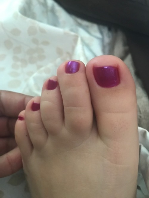 prettyredtoeluvr: Cum on them please anybody????
