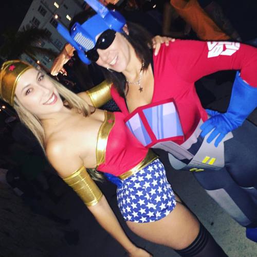 sarajayxxx:  Last night I went out with @sillykimber to the #hallowynwood block party! We had a blast 💥! Plenty of #drinks 🍷🍷🍷 & some delicious #food 🍴too. #wynwood #Miami #artsdistrict #WonderWoman #OptimusPrime #MoreThanMeetsTheEye