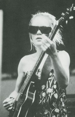 ideafuerza-espontaneismo: prominentmen: Tina Weymouth, ca 1979 _ _ _ _ _  