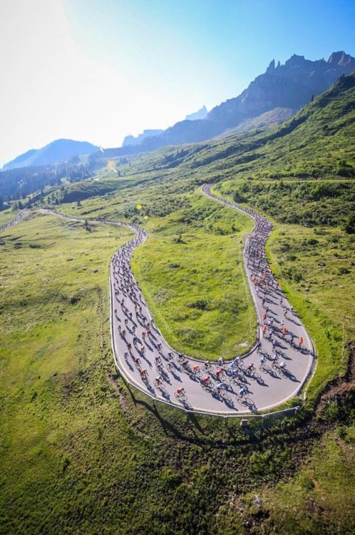 apisonadora60: Band of Climbers ·  The Passo Pordoi. An essential climb of the Dolomites and picture