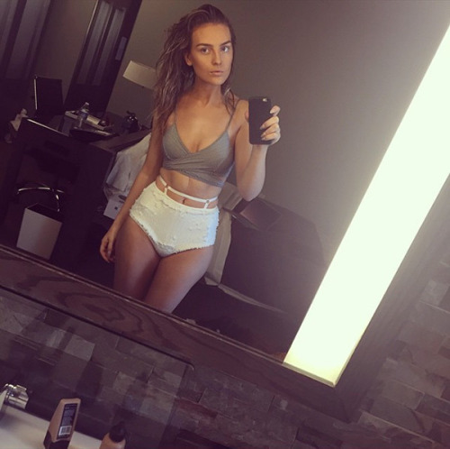 Perrie Edwards looks great In makeup-free bikini selfie