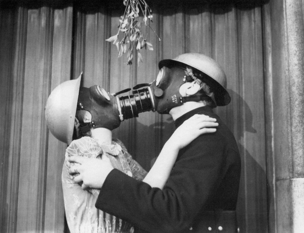 emigrejukebox:  Under the mistletoe, London, 1940