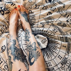 paradoksalan:  tattoobodies:    tattoo blog [lets be friends: instagram]      aesthtic blog 