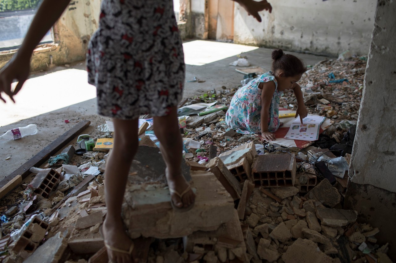 DESALOJOS EN BRASIL. La policía desalojó el edificio que solía albergar el Instituto Brasileño de Geografía y Estadística, en la barriada Mangueira de Río de Janeiro. Para los que viven en los barrios marginales de Río, la precarización es cada vez...