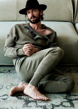 showmeyourfeet:  Michiel Huisman 👣❤