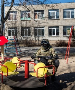 enrique262:fnhfal:War in Ukraine   This guy has seen some shit.