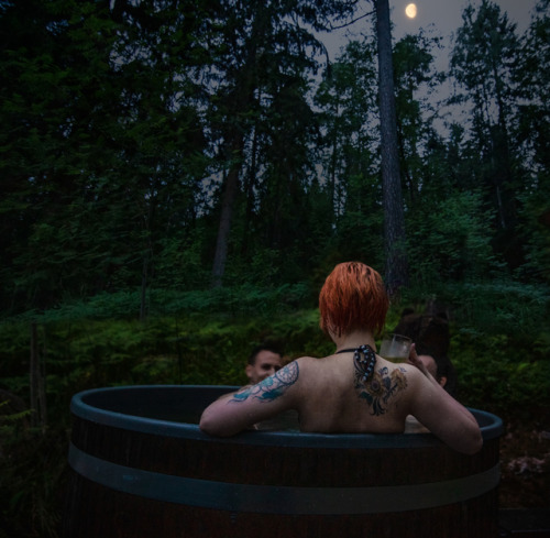 Midsummer moods - a hot tub in the middle of the forest. This Nordic bath does not use electricity, 