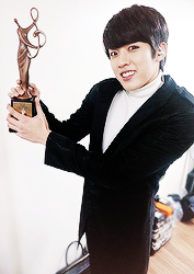 leehoowon:  150122 Seoul Music Award.  Hallyu Special Award and Bonsang Award.  