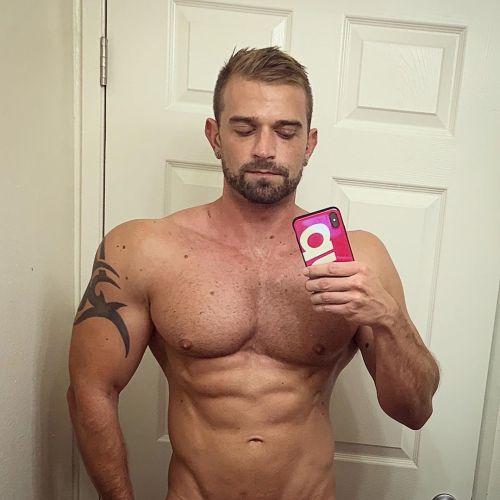 ultra-masculine:  Aaron Burgart (@aaron_says_what on IG)