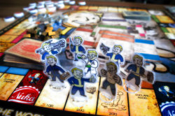 pokerdemonos:  pxlbyte:  Fan Made Fallout Monopoly by Andrew K  De muy lejos, el Monopoly de Fallout mola más que tu.