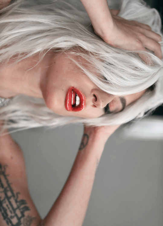 ladygagaqueenedit:  Lady Gaga en la alfombra roja de los premios Grammys, en Los