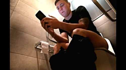 big-gaymer-cock: (Aussie Toilet Finds- In HD!) Two handsome young hotties shitting and frontal wipe