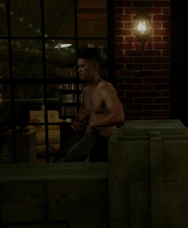 hotashellcelebmen:  More here :https://auscaps.me/2017/01/24/harry-shum-jr-shirtless-in-shadowhunters-2-01-this-guilty-blood/