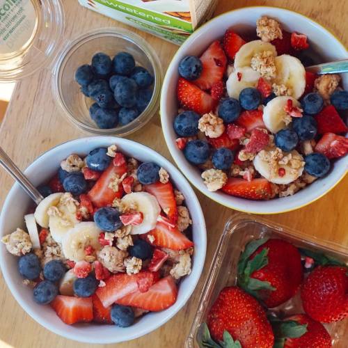 tessbegg:Crunchy strawberry granola w/ strawberries, banana, blueberries and almond milk for brekkie