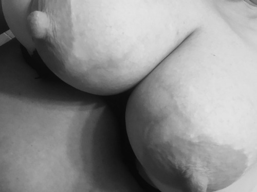 gcupcake8:  Topless Tuesday…💋🍥