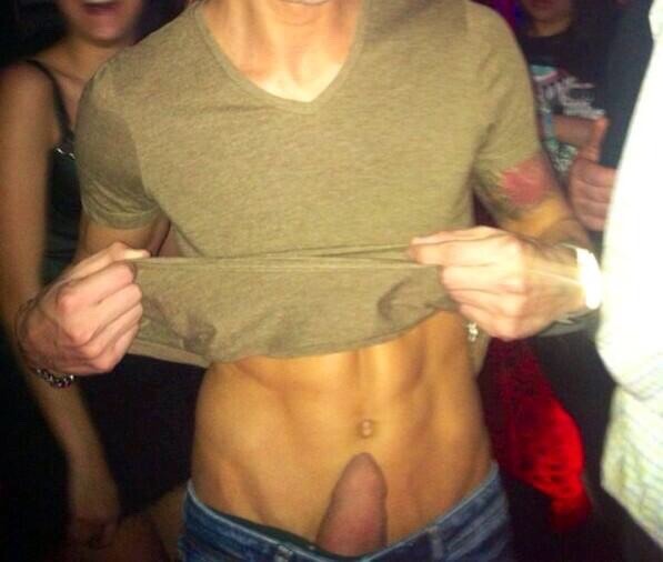 4skindelight:  chrisdiamondx:  You can’t hide THIS dick! 🙈🙈🙈  There’s