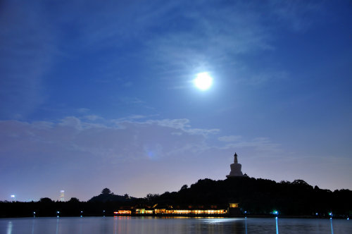 cctvnews:  Stunning photos of the “supermoon” People around the world last night were witness to the same “supermoon”, the biggest full moon of the year. The moon was at its biggest at 02:00 BJT in China, drawing many locals from their beds to