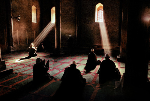 agelessphotography: Men praying in a Sufi mosque, Srinagar, Jammu and Kashmir, India, Steve McCurry,