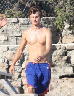 gum123dun:yum  Ansel Elgort  