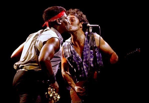 executeness:chokolattejedi:irrelevantlyvalid:nickyandmikey:nickyandmikey:when two musicians sing into the same microphone and lean in very close to each other… like omg are you guys gonna kiss now to relieve the homoerotic tension?😳THIS IS NOT ABOUT