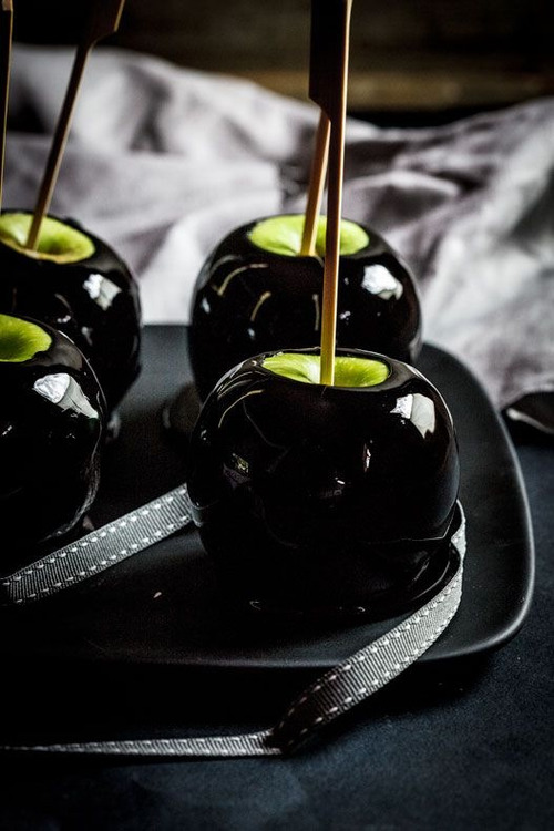 gothiccharmschool:  These look fantastic. Hmmm, maybe I’ll go find a caramel apple