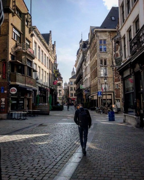 Me and you, Anversa. #anversa #antwerp #belgium #streetphotography #holiday #photographer #happy #fa