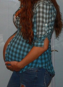 prettypreggybabies:  None of her shirts buttoned